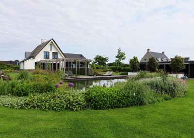 Grote tuin met vijver